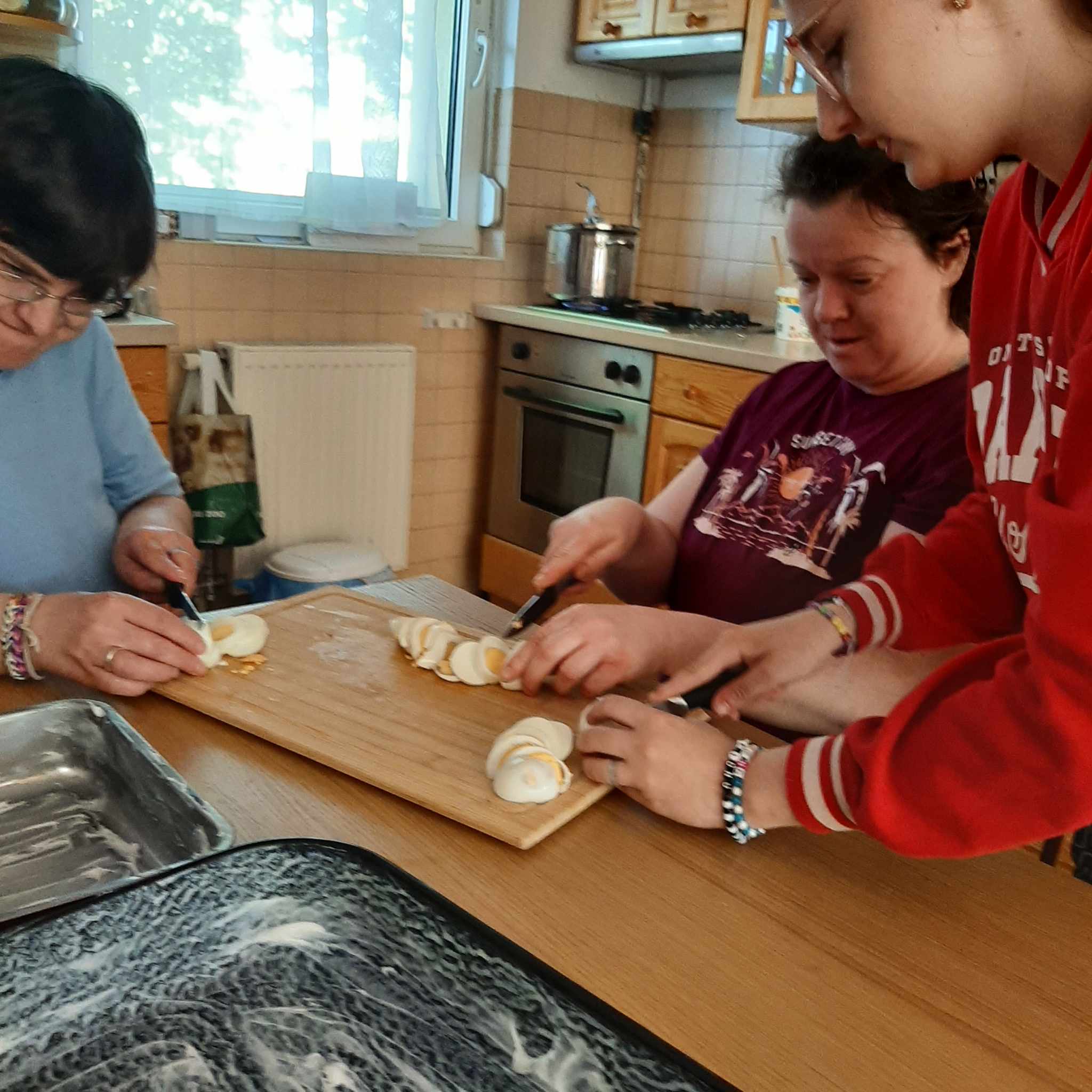 Közös konyhai munka